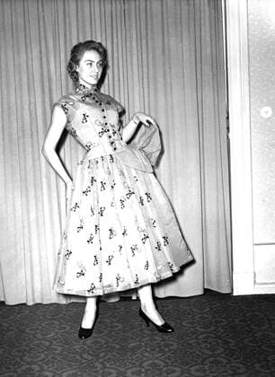 Archivbilder der Woche KW32 Moden Bukofzer & Schmidt Modenschau im Modehaus Bukofzer & Schmidt, ein Modell präsentiert ausgewählte modische Bekleidung, Berlin, Deutschland 1955., Berlin Copyright: Kindermann UnitedArchivesKIN_7402000320