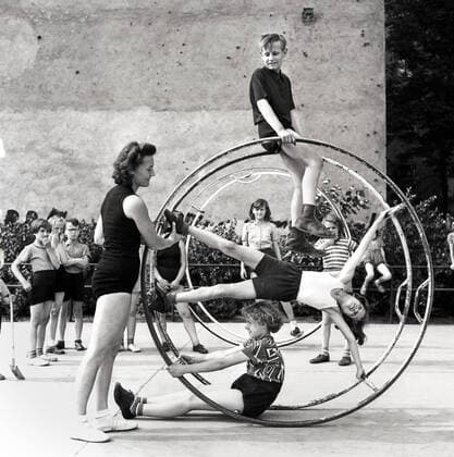 Archivbilder der Woche KW32 Sie üben sich im Rhönradfahren Original-Bildunterschrift: Sie üben sich im Rhönradfahren - Unter der Leitung der Berliner Meisterin Frau Margarethe Oberüber haben sie im Rahmen des Freizeit- und Erholungsprogramms in der Neuköllner Saaleatraße dazu Gelegenheit, Berlin, Deutschland 1955., Berlin Copyright: Kindermann UnitedArchivesKIN_7402000339