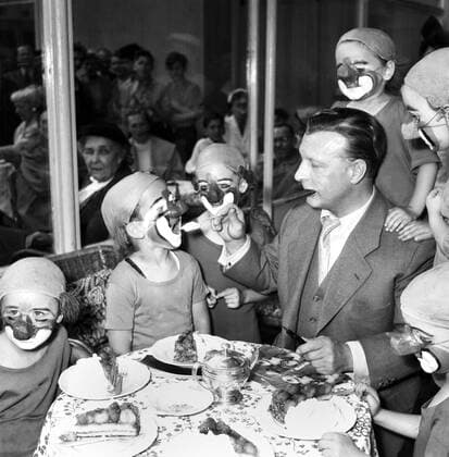 Archivbilder der Woche KW32 Kuchen mit Sahne für die kleinen Rivels Original-Bildunterschrift: Kuchen mit Sahne für die kleinen Rivels - Am Berliner Kurfürstendamm trank heute der weltberühmte Clown Cahrlie Rvel mit seinen Circus-Kindern bei Kranzler gemeinsam Kaffee, Berlin, Deutschland 1955,, Berlin Copyright: Kindermann UnitedArchivesKIN_7402000376
