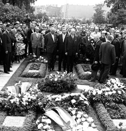 Kranznierderlegung zu Ehren der Opfer der Volkserhebung Original-Bildunterschrift: Kranznierderlegung zu Ehren der Opfer der Volkserhebung im Sowjetsektor und in der Sowjetzone auf dem Friedhof Seestraße in Wedding. Bundeskanzler Dr. Konrad Adenauer, Berlins Regierender Bürgermeister Willy Brandt, der Präsident des Berliner Abgeordnetenhauses Dr. Otto Friedrich Bach und andere bekannte Persönlichkeiten nahmen heute vormittag an der Kranzniederlegung auf dem Friedhof Seestraße teil, Berlin, Deutschland 1961., Berlin Copyright: Kindermann UnitedArchivesKIN_7402000429