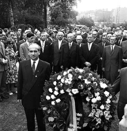 Kranznierderlegung zu Ehren der Opfer der Volkserhebung Original-Bildunterschrift: Kranznierderlegung zu Ehren der Opfer der Volkserhebung im Sowjetsektor und in der Sowjetzone auf dem Friedhof Seestraße in Wedding. Bundeskanzler Dr. Konrad Adenauer, Berlins Regierender Bürgermeister Willy Brandt, der Präsident des Berliner Abgeordnetenhauses Dr. Otto Friedrich Bach und andere bekannte Persönlichkeiten nahmen heute vormittag an der Kranzniederlegung auf dem Friedhof Seestraße teil, Berlin, Deutschland 1961., Berlin Copyright: Kindermann UnitedArchivesKIN_7402000430
