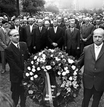 Kranznierderlegung zu Ehren der Opfer der Volkserhebung Original-Bildunterschrift: Kranznierderlegung zu Ehren der Opfer der Volkserhebung im Sowjetsektor und in der Sowjetzone auf dem Friedhof Seestraße in Wedding. Bundeskanzler Dr. Konrad Adenauer, Berlins Regierender Bürgermeister Willy Brandt, der Präsident des Berliner Abgeordnetenhauses Dr. Otto Friedrich Bach und andere bekannte Persönlichkeiten nahmen heute vormittag an der Kranzniederlegung auf dem Friedhof Seestraße teil, Berlin, Deutschland 1961., Berlin Copyright: Kindermann UnitedArchivesKIN_7402000431