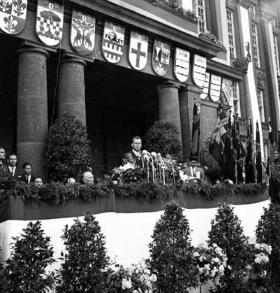 Tausende von Berlinern Original-Bildunterschrift: Tausende von Berlinern wohnten heute der großen Freiheitskundgebung anläßlich des 17. Juni vor dem Schöneberger Rathaus bei. Bundeskanzler Dr. Konrad Adenauer sowie Berlins Regierender Bürgermeister Willy Brandt sprachen zu der Berliner Bevölkerung auf dem Rudolf-Wilde-Platz vor dem Schöneberger Rathaus anlässlich des Tages der deutschen Einheit, Berlin, Deutschland 1962., Berlin Copyright: Kindermann UnitedArchivesKIN_7402000433