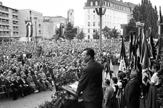 Archivbilder der Woche KW32 Tag der deutschen Einheit 1958 Original-Bildunterschrift: Tag der deutschen Einheit - Kudngebung vor dem Schöneberger Rathaus auf dem Rudolf-Wilde-Platz, der Regierende Bürgermeister Willy Brandt bei seiner Ansprache, Berlin, Deutschland 1958., Berlin Copyright: Kindermann UnitedArchivesKIN_7402000529