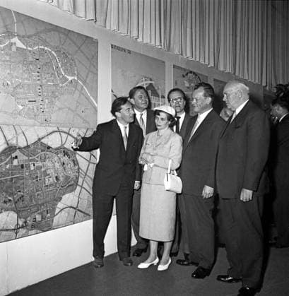 Archivbilder der Woche KW32 Ideen-Wettbewerb Hauptstadt Berlin Original-Bildunterschrift: Ideen-Wettbewerb Hauptstadt Berlin - Die Ausstellung Hauptstadt Berlin wurde heute vom Regierenden Bürgermeister Willy Brandt in Anwesenheit der Preisträger, die bei dieser Gelegenheit ihre Preise überreicht bekamen, eröffnet. Die Ausstellung umfasst alle 151 Arbeiten der in- und ausländischen Architekten, hier (v.l.n.r.): das Arbeitsteam des ersten Preises: Friedrich Sprengelin, Gerd Pempelfort, Willy Brandt, Bundesbevollmächtigter Heinrich Vockel und Frau Sprengelin, Berlin, Deutschland 1958., Berlin Copyright: Kindermann UnitedArchivesKIN_7402000553