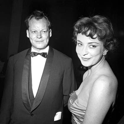 Archivbilder der Woche KW32 Eröffnung der 8. Internationalen Filmfestspiele Berlin Original-Bildunterschrift: Eröffnung der 8. Internationalen Filmfestspiele Berlin in der Kongreßhalle mit anschließendem Empfang. Der Regierende Bürgermeister Willy Brandt im Gespräch mit der dänischen Schauspielerin Helle Virkner, Berlin, Deutschland 1958., Berlin Copyright: Kindermann UnitedArchivesKIN_7402000558