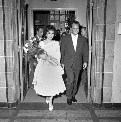 Archivbilder der Woche KW32 Gina im Rathaus Original-Bildunterschrift: Gina im Rathaus - Gina Lollobrigida, der Star der Filmfestspiele, trug sich heute in das Gästebuch von Berlin ein. Der Regierende Bürgermeister Willy Brandt begrüsste sie im Namen des Senats von Berlin und überreichte ihr eine Vase und ein Buch, Berlin, Deutschland 1958., Berlin Copyright: Kindermann UnitedArchivesKIN_7402000562
