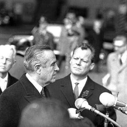 Archivbilder der Woche KW32 Nicht ausgefallen wegen Nebel Original-Bildunterschrift: Nicht ausgefallen wegen Nebel ist der Blitz-Berlinbesuch des Soderbeauftragten Präsident Kennedys, William Averell Harriman, der zwar mit Verspätung, aber trotzdem gut gelaunt heute kurz vor Mittag auf dem Tempelhofer Flughafenmit einer amerikanischen Militärmaschine ankam. In seiner Begleitung befand sich US-Botschafter Dowling. Außer einer amerikanischen Ehrenkompanie wurden die Herren von Berlins Regierendem Bürgermeister Willy Brandt empfangen. Sofort nach der Ankunft fuhr der Sonderbeauftragte ins Schöneberger Rathaus, wo er sich ins Goldene Buch unserer Stadt eintrug. Als Gastgeschenk überreichte Willy Brandt dem Sonderbotschafter einen Berliner Bär der Berliner Porz Copyright: Kindermann UnitedArchivesKIN_7402000570