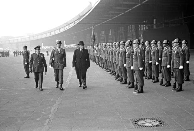Archivbilder der Woche KW32 Nicht ausgefallen wegen Nebel Original-Bildunterschrift: Nicht ausgefallen wegen Nebel ist der Blitz-Berlinbesuch des Soderbeauftragten Präsident Kennedys, William Averell Harriman, der zwar mit Verspätung, aber trotzdem gut gelaunt heute kurz vor Mittag auf dem Tempelhofer Flughafenmit einer amerikanischen Militärmaschine ankam. In seiner Begleitung befand sich US-Botschafter Dowling. Außer einer amerikanischen Ehrenkompanie wurden die Herren von Berlins Regierendem Bürgermeister Willy Brandt empfangen. Sofort nach der Ankunft fuhr der Sonderbeauftragte ins Schöneberger Rathaus, wo er sich ins Goldene Buch unserer Stadt eintrug. Als Gastgeschenk überreichte Willy Brandt dem Sonderbotschafter einen Berliner Bär der Berliner Porz Copyright: Kindermann UnitedArchivesKIN_7402000585