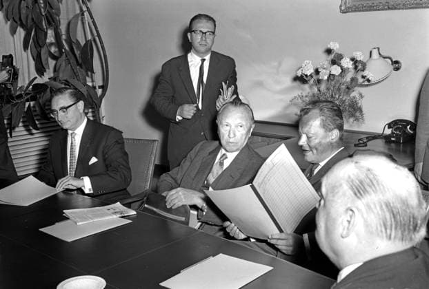 Bundeskanzler Dr. Konrad Adenauer in Berlin Original-Bildunterschrift: Bundeskanzler Dr. Konrad Adenauer in Berlin - zu einer vertraulichen Besprechung mit dem Senat von Berlin begab sich heute Dr. Adenauer direkt vom Flughafen aus in das Rathaus Schöneberg, Berlin, Deutschland 1961., Berlin Copyright: Kindermann UnitedArchivesKIN_7402000622