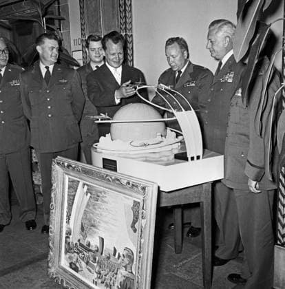 Luftbrückendenkmal-Miniatur Original-Bildunterschrift: Luftbrückendenkmal-Miniatur - Generalleutnant William H. Turner überreichte heute im Rathaus Schöneberg im Namen des amerikanischen Volkes dem Regierenden Bürgermeister Willy Brandt ein Bild des Luftbrückendenkmals bei der Einweihung, welches der ehemalige Luftbrückenpilot Harald Sims malte, und eine symbolische Miniaturausgabe der Luftbrücke, Berlin, Deutschland 1959., Berlin Copyright: Kindermann UnitedArchivesKIN_7402000638
