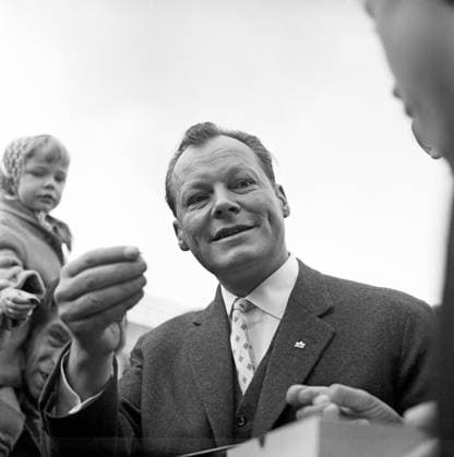 Archivbilder der Woche KW32 Der Regierende Bürgermeister Willy Brandt Original-Bildunterschrift: Der Regierende Bürgermeister Willy Brandt verlaufte im Rahmen der Aktion Macht das Tor auf Abzeichen des Brandenburger Tores. Hier steht er an der Ecke Joachimsthaler Straße - Kurfürstendamm, Berlin, Deutschland 1959., Berlin Copyright: Kindermann UnitedArchivesKIN_7402000670