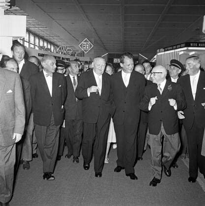Eröffnung der 10. Deutschen Industrie-Ausstellung am Funkturm Original-Bildunterschrift: Eröffnung der 10. Deutschen Industrie-Ausstellung am Funkturm durch den Bundeswirtschaftsminister Ludwig Erhard. Unser Bild zeigt: Ludwig Erhard mit Bürgermeister Willy Brandt auf einem Rundgang durch die Ausstellungshallen, Berlin, Deutschland 1959., Berlin Copyright: Kindermann UnitedArchivesKIN_7402000704