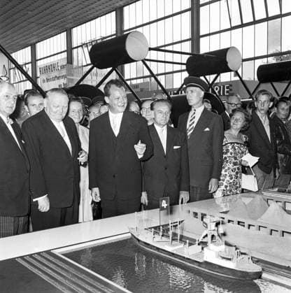 Eröffnung der 10. Deutschen Industrie-Ausstellung am Funkturm Original-Bildunterschrift: Eröffnung der 10. Deutschen Industrie-Ausstellung am Funkturm durch den Bundeswirtschaftsminister Ludwig Erhard. Unser Bild zeigt: Ludwig Erhard mit Bürgermeister Willy Brandt auf einem Rundgang durch die Ausstellungshallen, Berlin, Deutschland 1959., Berlin Copyright: Kindermann UnitedArchivesKIN_7402000709