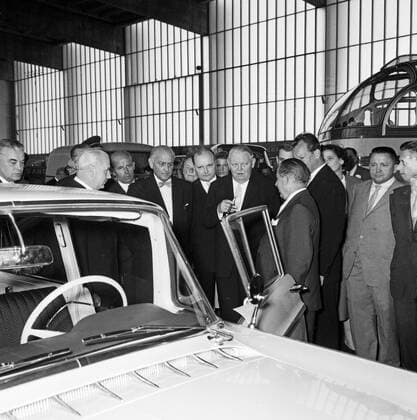 Eröffnung der 10. Deutschen Industrie-Ausstellung am Funkturm Original-Bildunterschrift: Die 10. Deutsche Industrie-Ausstellung in den Berliner Messehallen wurde heute von Bundeswirtschaftsminister Ludwig Erhard eröffnet, hier Erhard beim Rundgang mit Willy Brandt durch die Ausstellungshallen, Berlin, Deutschland 1959., Berlin Copyright: Kindermann UnitedArchivesKIN_7402000715