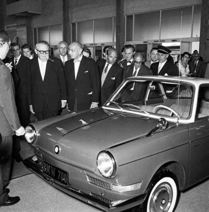 Eröffnung der 10. Deutschen Industrie-Ausstellung am Funkturm Original-Bildunterschrift: Eröffnung der 10. Deutschen Industrie-Ausstellung am Funkturm, hier Bundeswirtschaftsminister Ludwig Erhard mit Bürgermeister Willy Brandt bei der Besichtigung verschiedener Autotypen, hier an einem BMW 700, Berlin, Deutschland 1959., Berlin Copyright: Kindermann UnitedArchivesKIN_7402000717