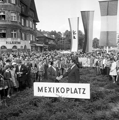 Archivbilder der Woche KW32 Der Vorplatz vor dem S-Bahnhof Lindenthaler Allee Original-Bildunterschrift: Der Vorplatz vor dem S-Bahnhof Lindenthaler Allee wurde heute in Anwesenheit des Regierenden Bürgermeisters Willy Brandt und des Botschafters von Mexiko, Herrn Alfonso Guerra auf Mexikoplatz getauft, Berlin, Deutschland 1959., Berlin Copyright: Kindermann UnitedArchivesKIN_7402000731
