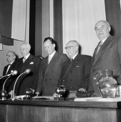 Archivbilder der Woche KW32 Willy Brandt Präsident des Berliner Abgeordnetenhauses Original-Bildunterschrift: Willy Brandt Präsident des Berliner Abgeordnetenhauses - Das neue Präsidium des Abgeordnetenhauses (v.l.n.r.): Willy Henneberg, Egon Endres, Willy Brandt, Fritz Hausberg und Dr. Alfred Rojek, Berlin, Deutschland 1955., Berlin Copyright: Kindermann UnitedArchivesKIN_7402000761