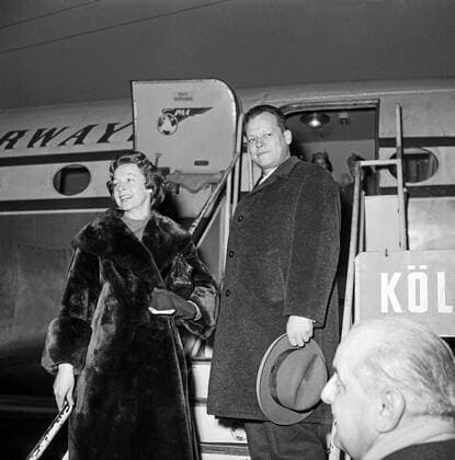 Archivbilder der Woche KW32 Gingen auf die große Reise Original-Bildunterschrift: Gingen auf die große Reise - Der Regierende Bürgermeister Willy Brandt und seine Gattin Rut beim Abschied auf dem Flughafen Tempelhof, Berlin, Deutschland 1959, Berlin Copyright: Kindermann UnitedArchivesKIN_7402000816