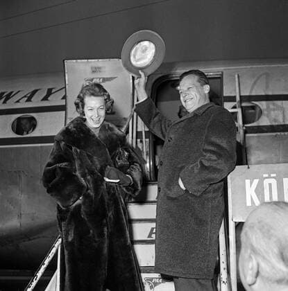 Gingen auf die große Reise Original-Bildunterschrift: Gingen auf die große Reise - Der Regierende Bürgermeister Willy Brandt und seine Gattin Rut beim Abschied auf dem Flughafen Tempelhof, Berlin, Deutschland 1959, Berlin Copyright: Kindermann UnitedArchivesKIN_7402000819