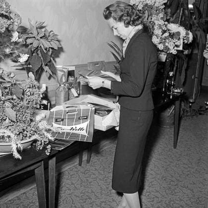 Berlins Regierender wurde 45 Original-Bildunterschrift: Berlins Regierender wurde 45 - Gratulationsparade bei Willy Brandt im Schöneberger Rathaus, auch seine Gattin Rut war dabei, Berlin, Deutschland 1958., Berlin Copyright: Kindermann UnitedArchivesKIN_7402000840