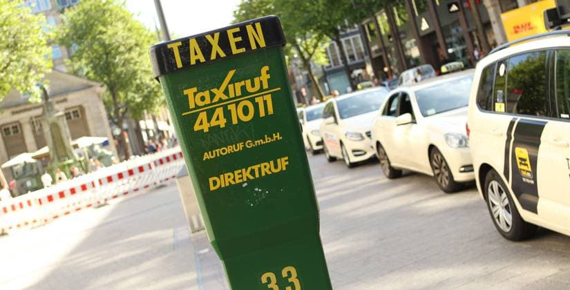 Ein Taxistand in der Mönckebergstraße. Altstadt Hamburg *** A cab stand in Mönckebergstraße Old Town Hamburg