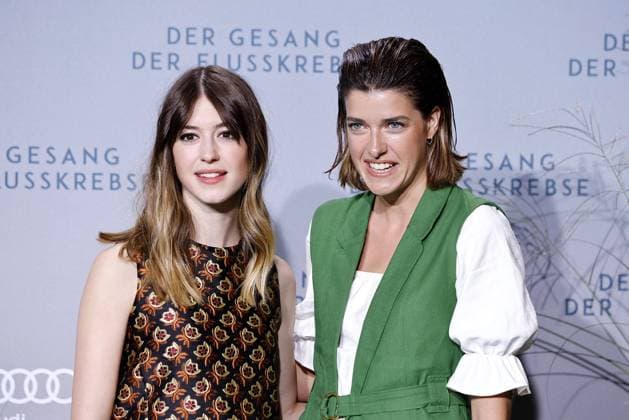 Entertainment Themen der Woche KW32 Entertainment Bilder des Tages Hauptdarstellerin Daisy Edgar-Jones mit Marie Nasemann bei der Der Gesang der Flusskrebse Film Premiere Screening am 10.08.2022 in Berlin Der Gesang der Flusskrebse Filmpremiere Screening in Berlin *** Lead actress Daisy Edgar Jones with Marie Nasemann at Der Gesang der Flusskrebse Film Premiere Screening on 10 08 2022 in Berlin Der Gesang der Flusskrebse Film Premiere Screening in Berlin