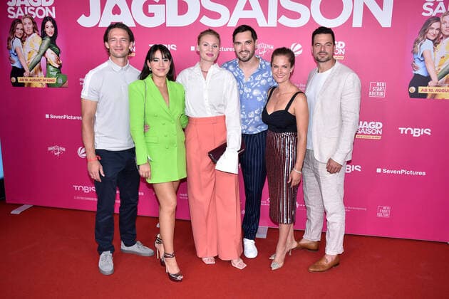 Bilder des Jahres 2022, Entertainment 08 August Entertainment Themen der Woche KW32 Entertainment Bilder des Tages August Wittgenstein, Almila Bagriacik, Rosalie Thomass, Regisseur Aron Lehmann, Marie Burchard und Tobias Licht bei der Jagdsaison Film Premiere am 10.08.2022 in Berlin Jagdsaison Filmpremiere in Berlin *** August Wittgenstein, Almila Bagriacik, Rosalie Thomass, director Aron Lehmann, Marie Burchard and Tobias Licht at the Jagdsaison film premiere on 10 08 2022 in Berlin Jagdsaison film premiere in Berlin 