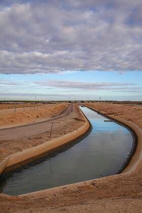 The Cowelo Water District blended oil field wastewater with other water sources for local farmer to irrigate their crops, Kern County, California, USA PeterxBennett 900_01_us_ca_82_0606