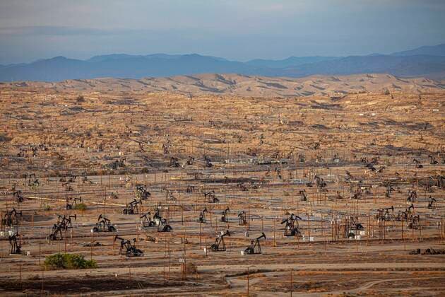 Kern River Oil Field in Bakersfield, is the third largest oil field in California and is the densest operational oil development in the state, with over 9,000 oil wells in an area just under 11 acres, Bakersfield, Kern County, California, USA PeterxBennett 900_08_us_ca_82_362