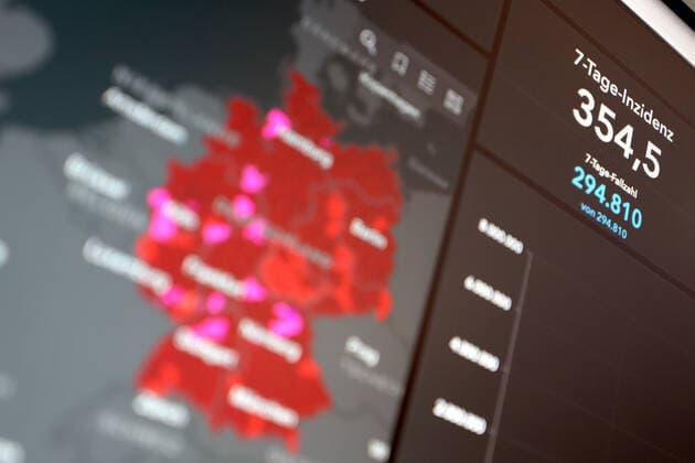Dashboard des RKI, die 7-Tage-Inzidenz liegt nun bei 354,5 7-Tage-Inzidenz, Dashboard des RKI auf einem Monitor am 11.08.2022 in Siegen Deutschland.