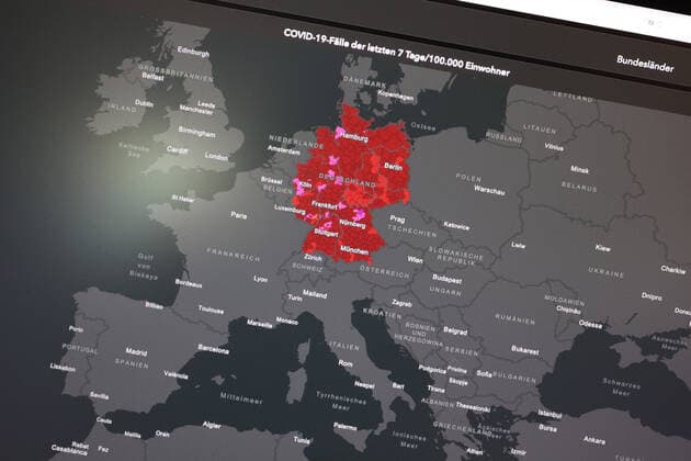 Dashboard des RKI, die 7-Tage-Inzidenz liegt nun bei 354,5 7-Tage-Inzidenz, Dashboard des RKI auf einem Monitor am 11.08.2022 in Siegen Deutschland.