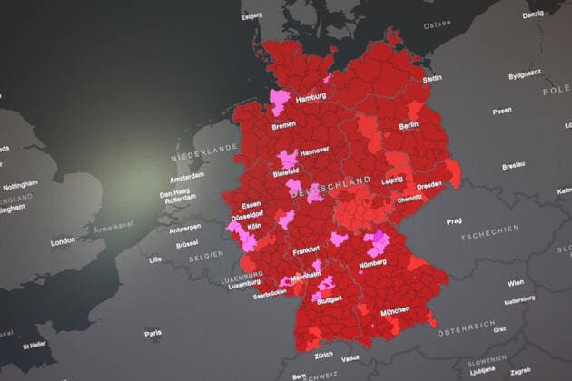 Dashboard des RKI, die 7-Tage-Inzidenz liegt nun bei 354,5 7-Tage-Inzidenz, Dashboard des RKI auf einem Monitor am 11.08.2022 in Siegen Deutschland.