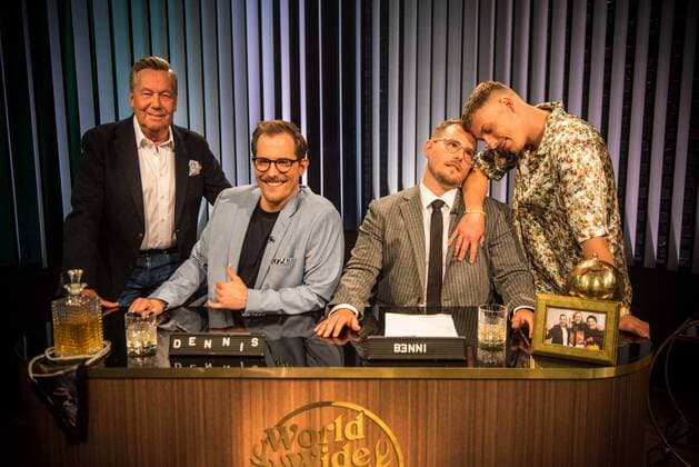Bilder des Jahres 2022, Entertainment 08 August Entertainment Themen der Woche KW32 Entertainment Bilder des Tages 09.08.2022 xesx Frankfurt am Main hr-fernsehen Aufzeichnung Late-Night-Gameshow World Wide Wohnzimmer mit von links Schlagerlegende Roland Kaiser, Zwillinge und Entertainer Dennis und Benjamin Benni Wolter, Comedian Felix Lobrecht *** 09 08 2022 xesx Frankfurt am Main hr fernsehen recording late night game show world wide living room with from left hit legend Roland Kaiser, twins and entertainers Dennis and Benjamin Benni Wolter, comedian Felix Lobrecht ES