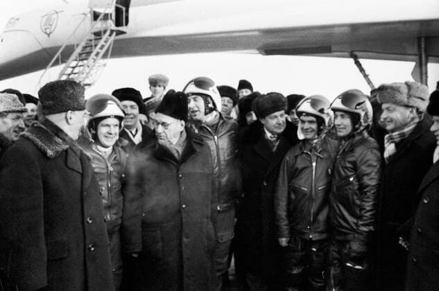 Archivbilder der Woche KW32 Aircraft designers 857742 31.12.1968 Designers and crew of the Tupolev Tu-144 Charger supersonic transport after landing. Lev Polikashin Sputnik Moscow region Russia  Copyright: xLevxPolikashinx