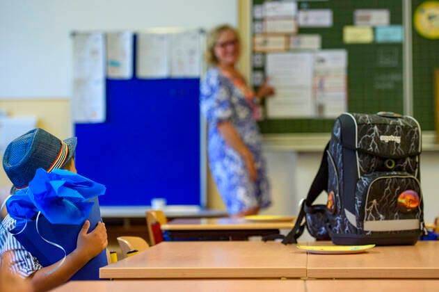 Beginn des Schuljahres 2022 23 Beginn des Schuljahres 2022 23 Kinder sitzen mit blauer Schultüte im Klassenzimmer und schauen zur Lehrerin an der Tafel, Remscheid Gemeinschaftsgrundschule Hackenberg Nordrhein-Westfalen Deutschland *** Start of the school year 2022 23 Start of the school year 2022 23 children sit in the classroom with a blue school bag and look to the teacher at the blackboard, Remscheid Gemeinschaftsgrundschule Hackenberg North Rhine Westphalia Germany Copyright: xChristopherxNeundorfx