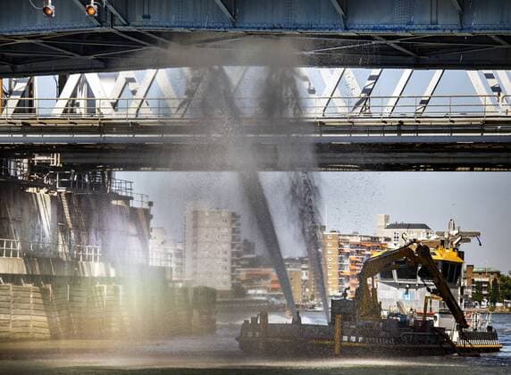 News Themen der Woche KW32 News Bilder des Tages 2022-08-11 14:39:24 DORDRECHT - The City Bridge Zwijndrecht is preventively cooled by Rijkswaterstaat in connection with the persistent heat. In the coming days, the Netherlands will be burdened by a heat wave with tropical temperatures of more than 30 degrees. ANP RAMON VAN FLYMEN netherlands out - belgium out *** 2022 08 11 14 39 24 DORDRECHT The City Bridge Zwijndrecht is preventively cooled by Rijkswaterstaat in connection with the persistent heat In the coming days, the Netherlands will be burdened by a heat wave with tropical temperatures of more than 30 degrees ANP RAMON VAN FLYMEN netherlands out belgium out  Copyright: xx x452938229x originalFilename: 452938229.jpg