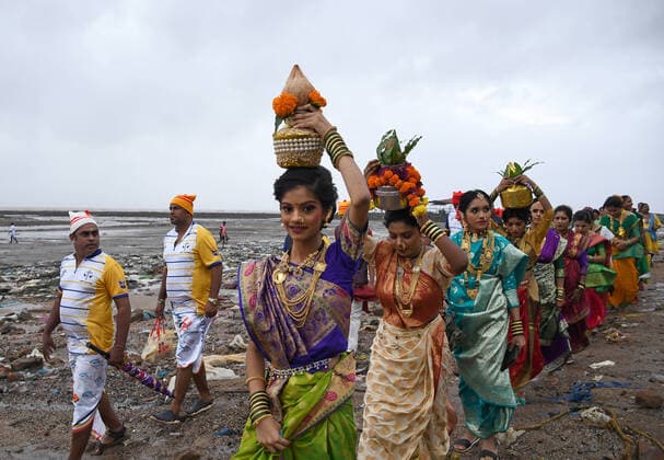 News Themen der Woche KW32 News Bilder des Tages August 11, 2022, Mumbai, Maharashtra, India: Fisherwomen carry pots on their heads with coconuts on the top during the Narali Poornima (coconut day) celebration in Mumbai. The Hindu fishing community in coastal region of Maharashtra offers coconuts and praying to the ocean for a safe fishing season. Singing and dancing is the main event during the celebration along with preparation of sweet coconut rice on the day. Mumbai India - ZUMAs197 20220811_zab_s197_066 Copyright: xAshishxVaishnavx