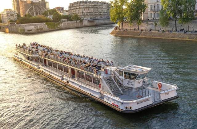  Touristen Schiff auf der Seine zur goldenen Stunde in Paris, Frankreich, Europa *** Tourists Ship at the its to Golden Hour in Paris, France, Europe Copyright: imageBROKER/ManuelxKamuf ibxmlk08448553.jpg
