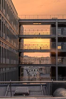  Hotel Gebäude zur Goldenen Stunde in Paris, Frankreich, Europa *** Hotel Building to Golden Hour in Paris, France, Europe Copyright: imageBROKER/ManuelxKamuf ibxmlk08448554.jpg