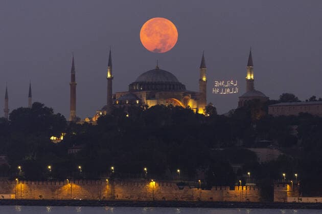 Bilder des Jahres 2022, News 08 August News Themen der Woche KW32 News Bilder des Tages The supermoon rises in the sky next to the Hagia Sophia Mosque in Istanbul, Copyright: Turkey 17636724