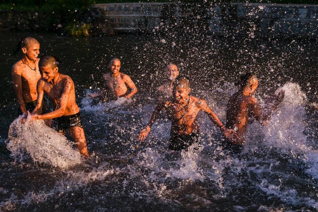 News Themen der Woche KW32 News Bilder des Tages August 12, 2022, Kathmandu, Nepal: Hindu priests take a holy bath as they perform rituals at Gokarneshor, Uttarbahini temple during the Janai Purnima festival in Kathmandu. Janai Purnima also known as the Sacred Thread festival or Rakshya Bandhan festival, Hindu men, especially the Brahmans and Chettris, perform their annual change of Janai, sacred threads worn across the chest or tied around the wrist and Purified by mantras. The thread is a symbol of protection. Kathmandu Nepal - ZUMAs197 20220812_zaa_s197_019 Copyright: xPrabinxRanabhatx