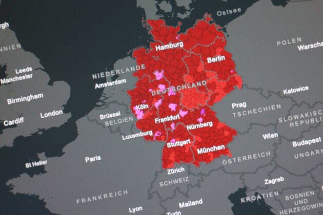 Dashboard des RKI, die 7-Tage-Inzidenz liegt nun bei 345,9 7-Tage-Inzidenz, Dashboard des RKI auf einem Monitor am 12.08.2022 in Siegen Deutschland.