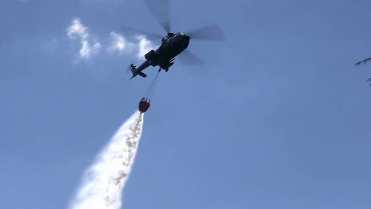 ID 648 Ein Waldbrand ist am Donnerstagabend im Naturschutzgebiet Harz, unweit von Schierke ausgebrochen. Zahlreiche Hektar standen in Flammen. Es folgte ein Großeinsatz überörtlicher Feuerwehren. Nachdem in der Nacht kaum gelöscht werden konnte, wurde mit Tagesanbruch die Löscharbeiten fortgesetzt. Mehrere Löschhubschrauber kommen hierbei zum Einsatz. Sie entnehmen das Löschwasser u.a. aus dem Hochwasserrückhaltebecken Kalte Bode (on tape). Aber auch ein enormer Kraftakt ist Ð wie in der Sächsischen Schweiz auch Ð notwendig. Daher wurden u.a. Feuerwehreinheiten aus Niedersachsen zur Unterstützung gerufen. Die Kameraden stehen am Gerätehaus in Elend in Bereitstellung. Die Brockenbahn stellte zudem ihren Betrieb ein. Kein Zug rollt ab Schier