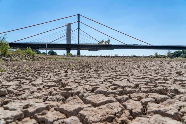 Bilder des Jahres 2022, News 08 August News Themen der Woche KW32 News Bilder des Tages Rhein bei Duisburg, extremes Niedrigwasser, Rheinpegel bei 168 cm, Tendenz fallend, nach der langen Dürre fällt das rechte Rheinufer, bei Duisburg-Neuenkamp, trocken, im Hintergrund die Autobahnbrücke Neuenkamp, A40, und Baustelle der neuen Rheinbrücke daneben, NRW, Deutschland, Niedrigwasser Rhein *** Rhine near Duisburg, extreme low water, Rhine level at 168 cm, tendency falling, after the long drought the right bank of the Rhine, near Duisburg Neuenkamp, falls dry, in the background the freeway bridge Neuenkamp, A40, and construction site of the new Rhine bridge next to it, NRW, Germany, low water Rhine