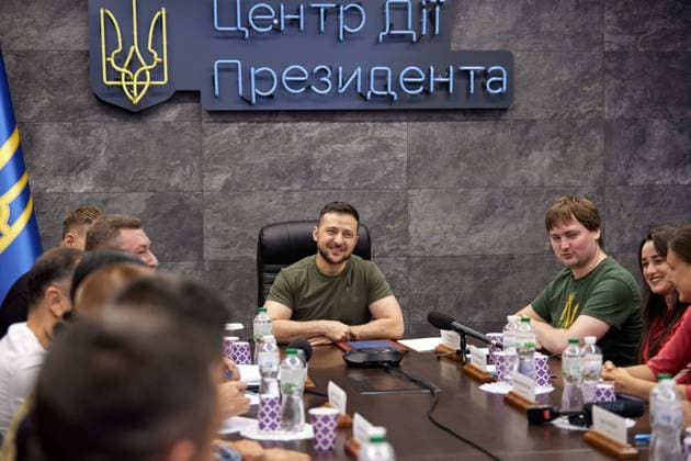 News Themen der Woche KW32 News Bilder des Tages August 12, 2022, Kyiv, Ukraine: Ukrainian President Volodymyr Zelenskyy, center, meets with young leaders on International Youth Day at the Mariinskyi Palace, August 12, 2022 in Kyiv, Ukraine. Kyiv Ukraine - ZUMAp138 20220812_zaa_p138_003 Copyright: xSarsenovxDaniiar UkrainexPresidex