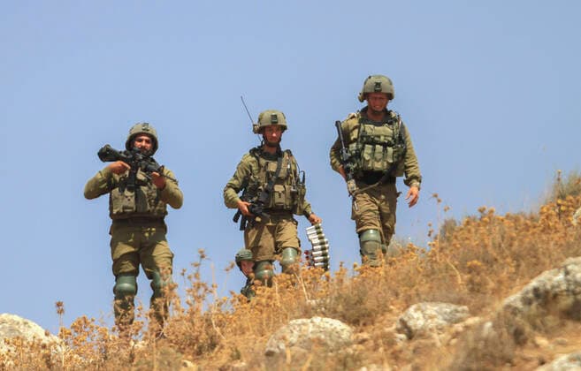 News Themen der Woche KW32 News Bilder des Tages August 12, 2022, Nablus, West Bank, Palestine: Israeli soldiers seen on guard against Palestinian protesters during the demonstration against Israeli settlements in the village of Beit Dajan near the West Bank city of Nablus. Nablus Palestine - ZUMAs197 20220812_zaa_s197_143 Copyright: xNasserxIshtayehx