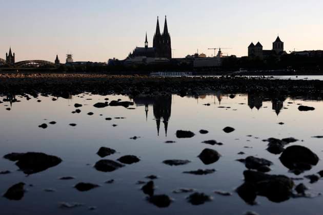 News Themen der Woche KW32 Der Rhein bei bei Köln bei starkem Niedrigwasser, der Rheinpegel ist gefallen auf 82 cm und fällt weiter. Die lange Dürre hat dafür gesorgt, dass das Deutzer Rheinufer und der Rheinpark weitgehend ausgetrocknet sind. Schubschiffe können schon jetzt nur noch mit halber Beladung fahren. (Themenbild, Symbolbild) Köln, 12.08.2022 NRW Deutschland *** The Rhine near Cologne at high low water, the Rhine level has fallen to 82 cm and continues to fall The long drought has ensured that the Deutz Rhine bank and the Rhine Park are largely dried up Push boats can already only sail with half load Topic image, symbol image Cologne, 12 08 2022 NRW Germany Copyright: xChristophxHardtx