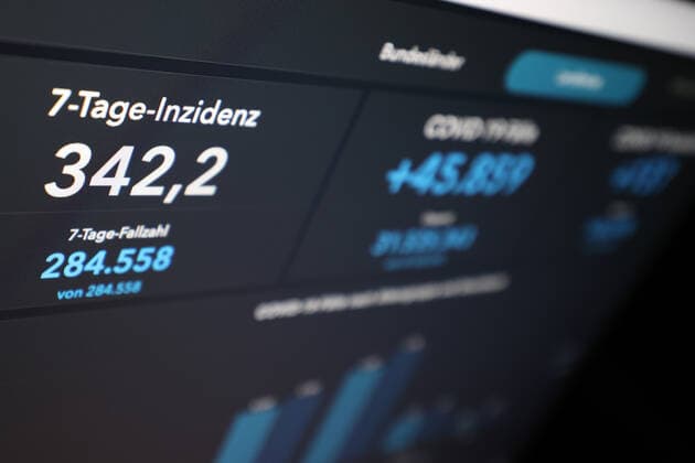 Dashboard des RKI, die 7-Tage-Inzidenz liegt nun bei 342,2 7-Tage-Inzidenz, Dashboard des RKI auf einem Monitor am 13.08.2022 in Siegen Deutschland.