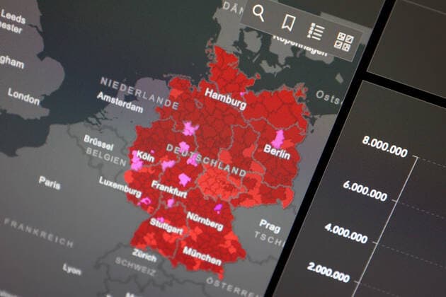 Dashboard des RKI, die 7-Tage-Inzidenz liegt nun bei 342,2 7-Tage-Inzidenz, Dashboard des RKI auf einem Monitor am 13.08.2022 in Siegen Deutschland.